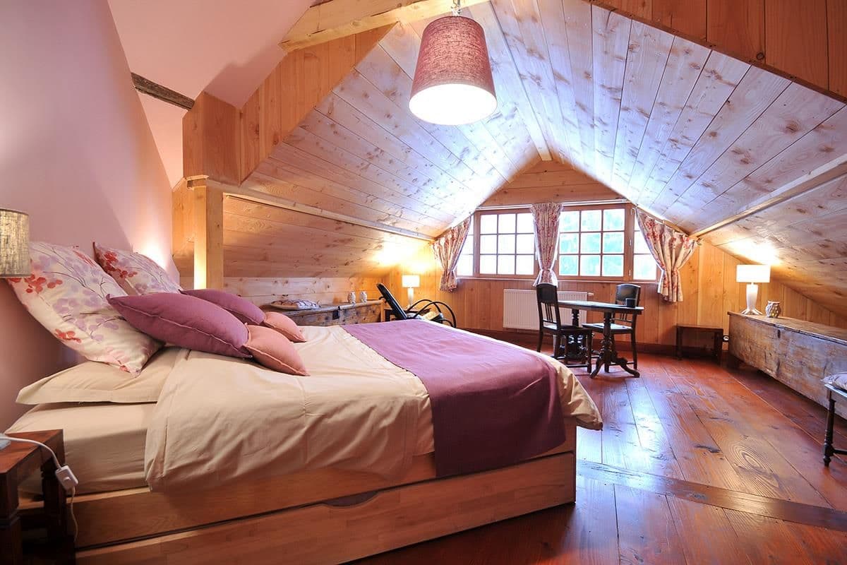 Cerisier bedroom with double bed and garden view