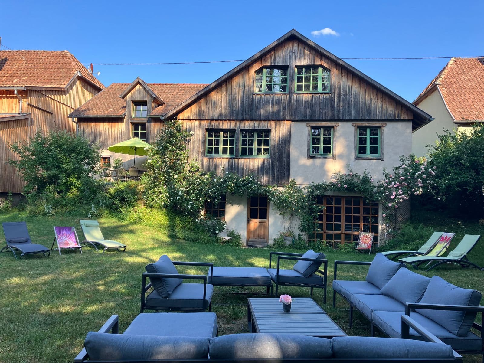 Garden seating area and sun loungers at Gîte Au fil de l’eau