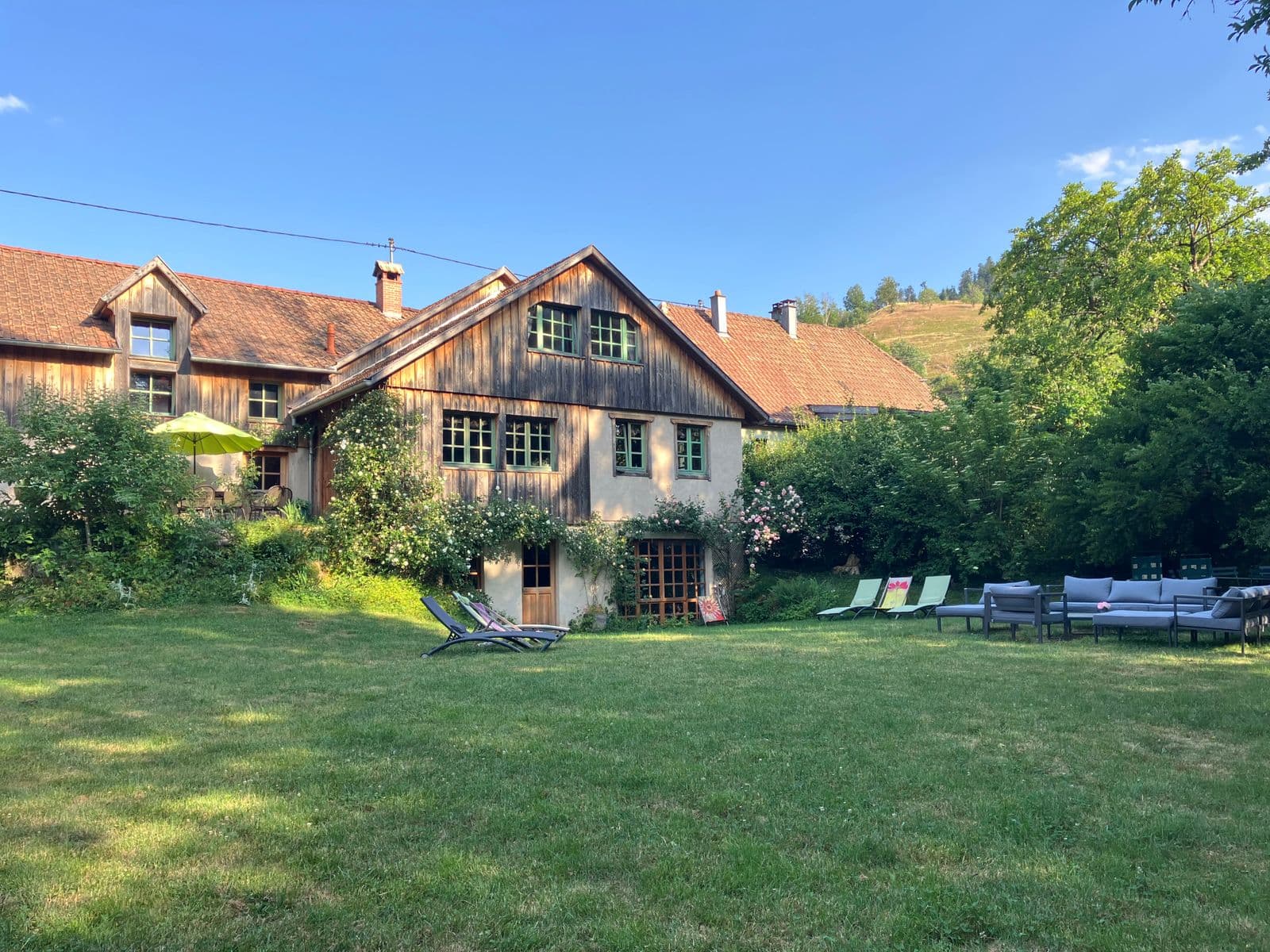 Peaceful and green garden at Gîte Au fil de l’eau
