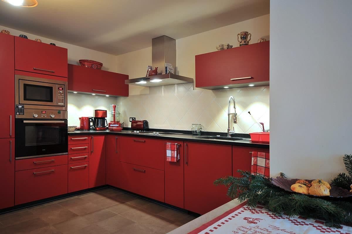 Fully equipped kitchen at Gîte Au fil de l’eau open to the living area