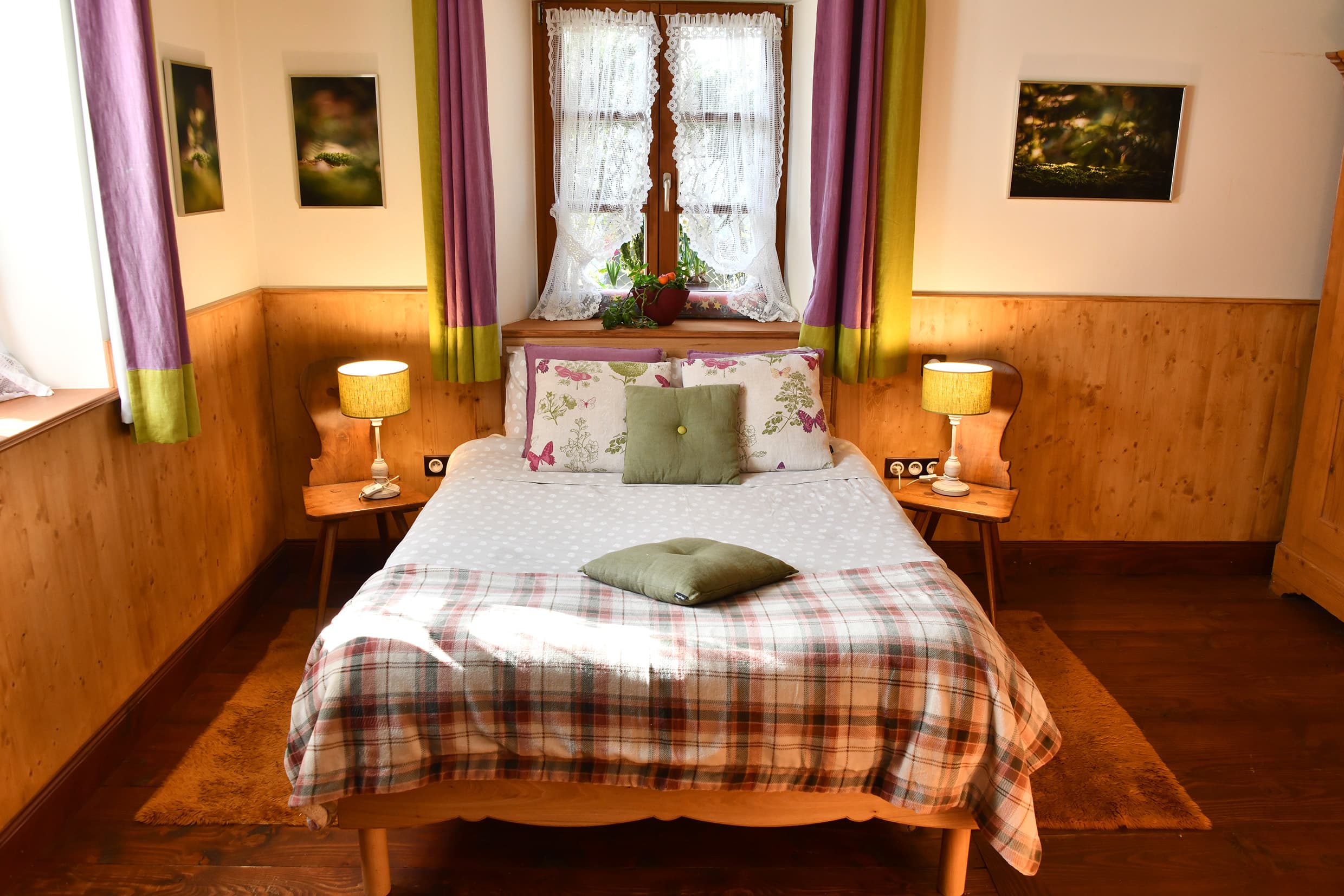 Sous-bois bedroom with double bed and garden view