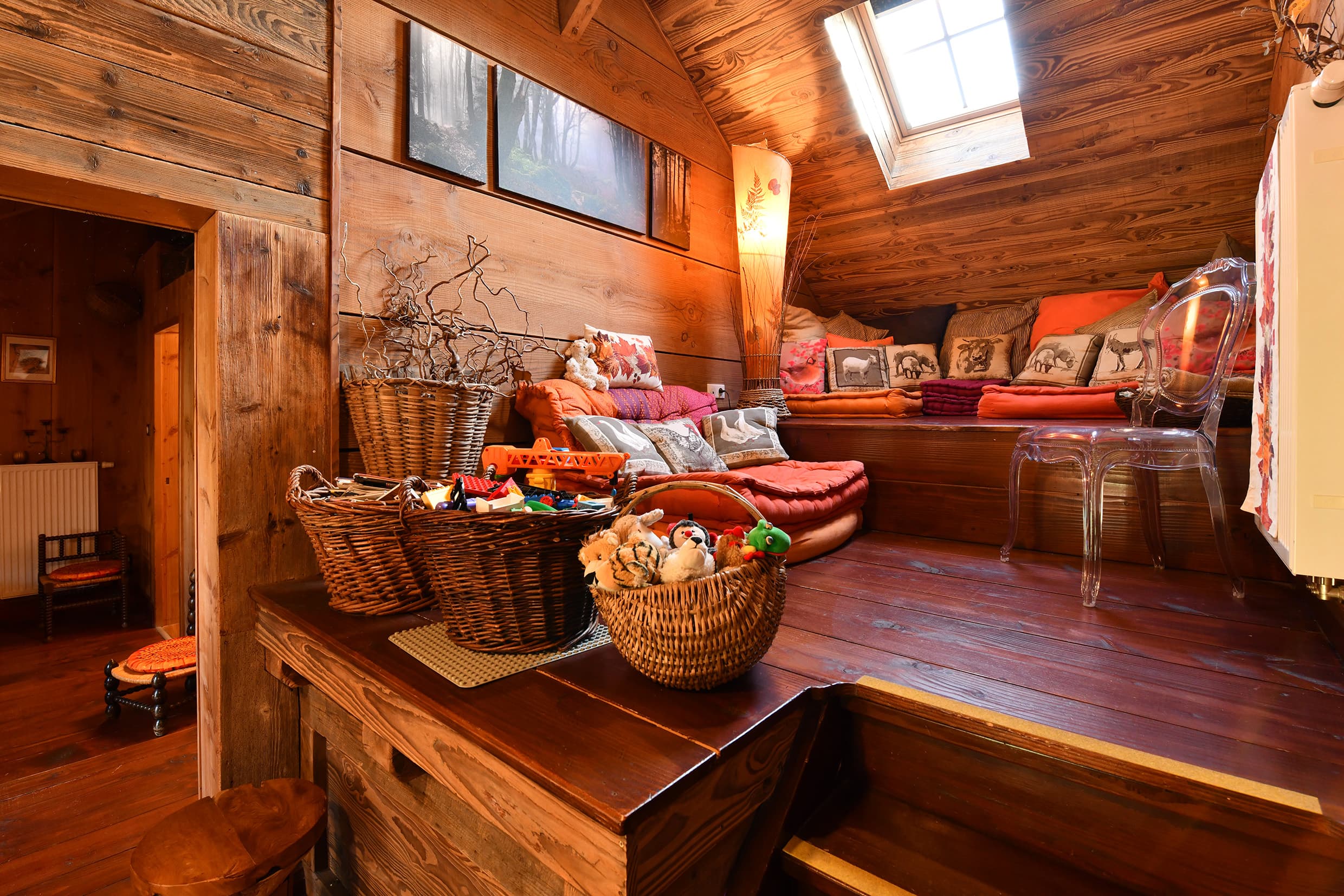 Mezzanine at Gîte Au fil de l’eau with books and games