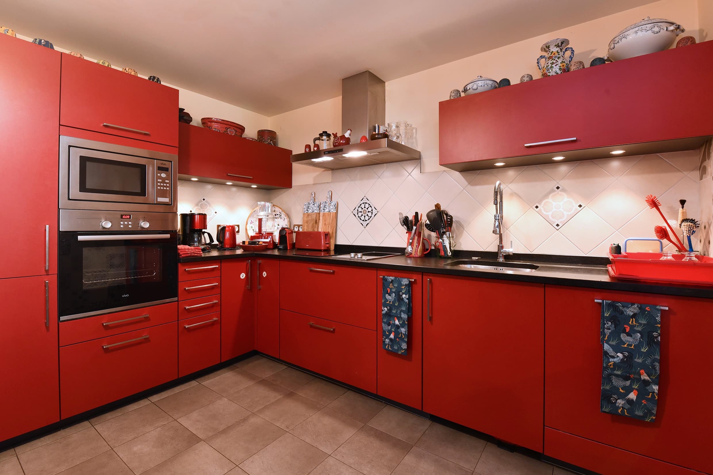 Fully equipped kitchen at Gîte Au fil de l’eau open to the living area
