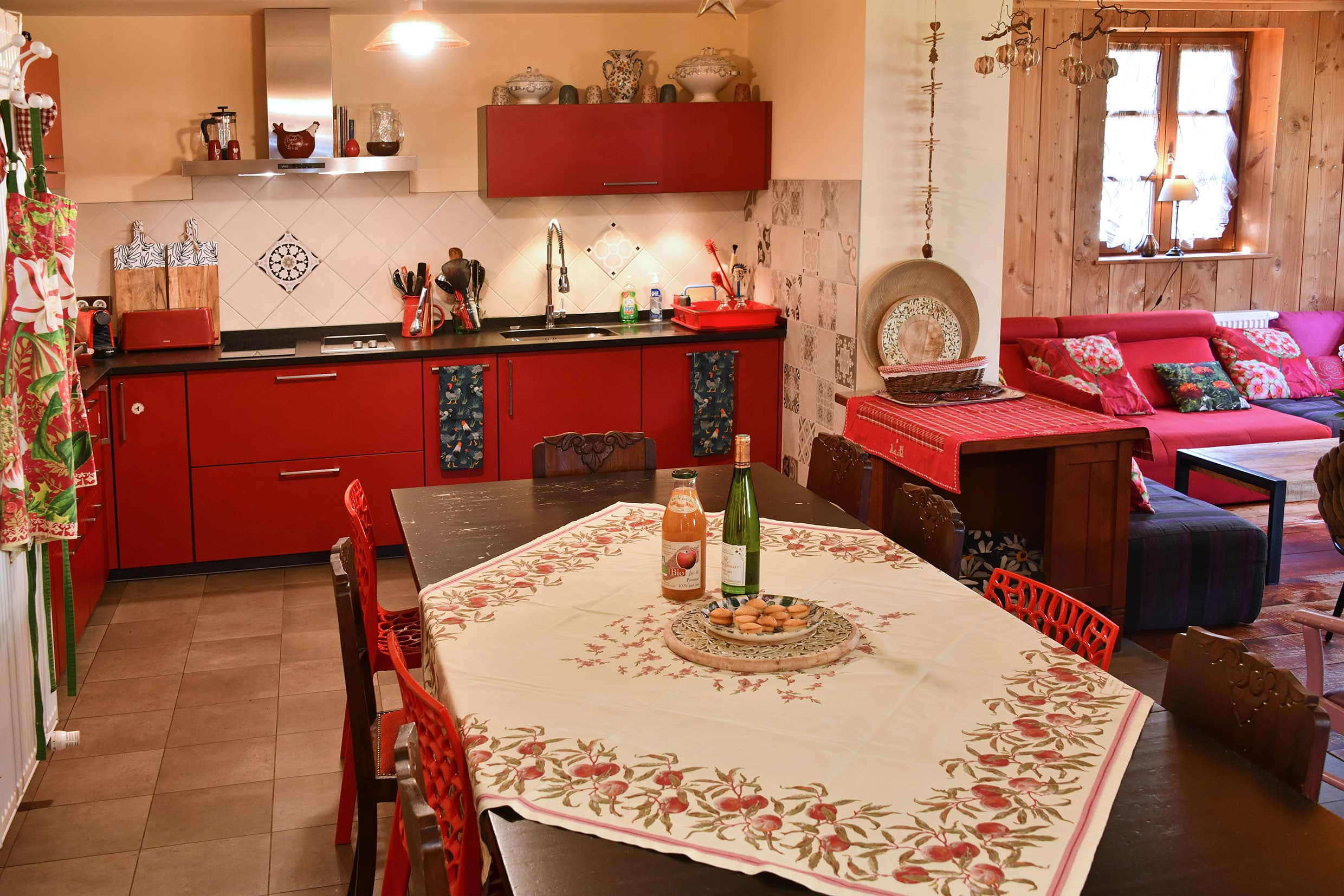 Kitchen and large table of Gîte Au fil de l’eau